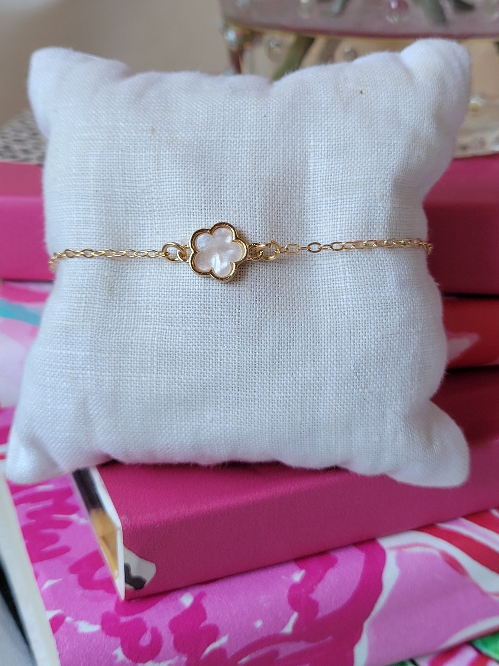 5/$25💎 Gold Chain Bracelet with Mother-of-Pearl Clover Accent